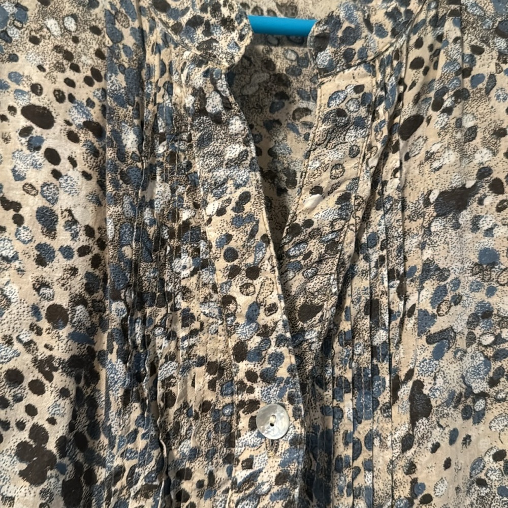 Chico’s beautiful, button up, long sleeve, lightweight top. - Picture 3 of 4
